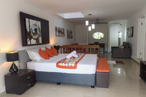 Comfort-Penthouse, Balkon, Gartenblick | Schreibtisch, laptopgeeigneter Arbeitsplatz, kostenloses WLAN