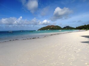 Nära stranden, vit sandstrand, strandhanddukar och 6 strandbarer