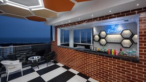 En tagbar med et skakternet gulv, et sekskantet loftdesign og et neonskilt med teksten "The Bee Bar".