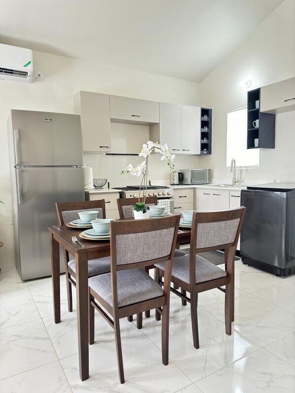 Refrigerador con freezer, microondas, horno, placa de cocina