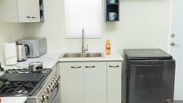 Refrigerador con freezer, microondas, horno, placa de cocina