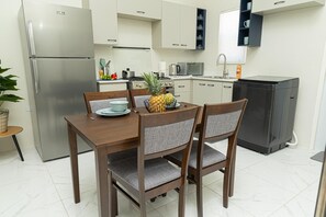 家庭独立别墅, 花园景观 | 私人厨房 | 大冰箱、微波炉、烤箱、炉灶