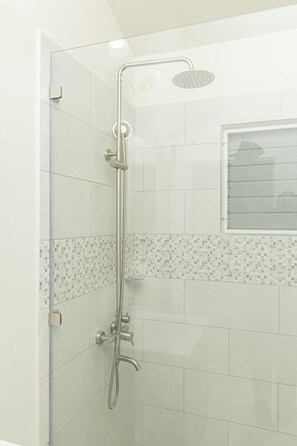 Casa familiar, vista al jardín | Baño | Regadera, toallas, papel de baño 