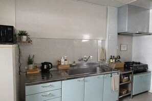 Private kitchen - Osaka Travel - Private house rental - Can accommodate up to 12 people - 4 minutes to Dotonbori Namba by subway - Right next to Tsuruhashi Station (Osaka)