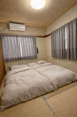 4 bedrooms, iron/ironing board, WiFi - Osaka Travel - Private house rental - Can accommodate up to 12 people - 4 minutes to Dotonbori Namba by subway - Right next to Tsuruhashi Station (Osaka)