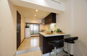 Refrigerador, microondas, placa de cocina, tostadora