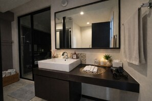 Asciugacapelli, asciugamani, sapone, shampoo