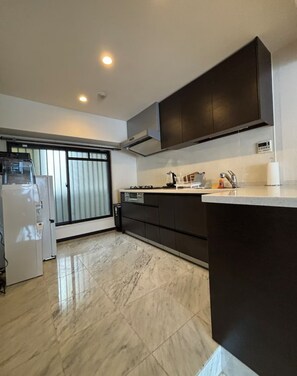 冰箱、微波炉、炉灶、烤面包机