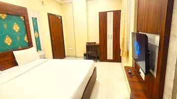 Deluxe Room, River View | Hypo-allergenic bedding, soundproofing, free WiFi, bed sheets