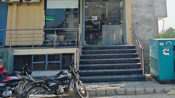 A building with a sign reading "HOTEL HARI INN". - Hotel Hari Inn  (Jaipur)