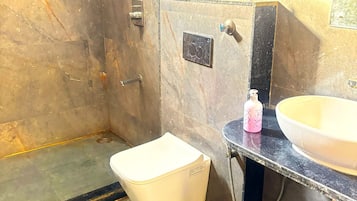Deluxe Room, River View | Bathroom | Shower, free toiletries, towels, soap