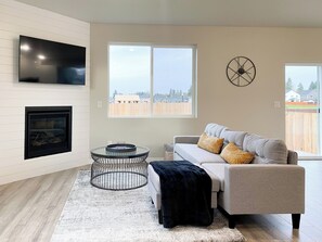 Smart TV, fireplace - Brand New Charming 3-bedroom house with AC and WiFi in welcoming Vancouver (Vancouver)