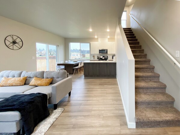 Smart TV, fireplace - Brand New Charming 3-bedroom house with AC and WiFi in welcoming Vancouver (Vancouver)