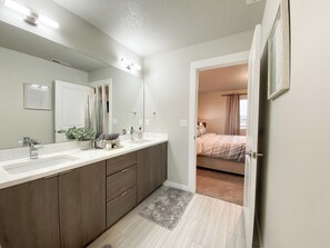 3 bedrooms, iron/ironing board, WiFi, bed sheets - Brand New Charming 3-bedroom house with AC and WiFi in welcoming Vancouver (Vancouver)