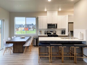 Een microgolfoven, een oven, een kookplaat, een vaatwasser