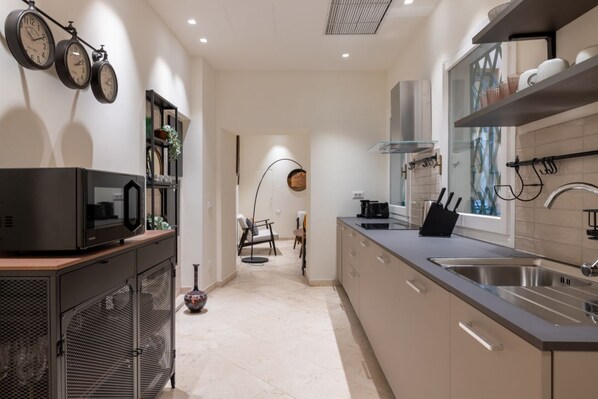 Fridge, microwave, stovetop, dishwasher