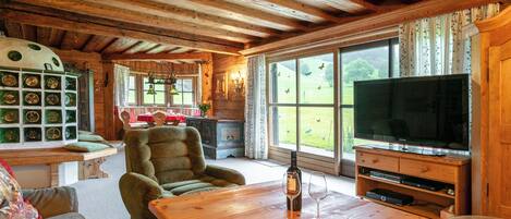 Televisión y chimenea