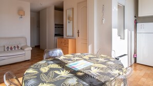 A compact living space with a dining area, kitchenette, and a sofa. - Bright apartment for 5 ppl, Bright flat for 5 people, close to the sea (Agde)