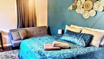 3 habitaciones, escritorio, tabla de planchar con plancha y wifi