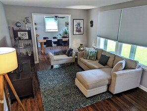 TV connectée, cheminée, livres, imprimantes