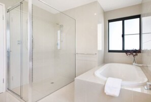 House | 4 bedrooms, desk - Zenlux 4BR Waterfront Penthouse Pad 270 Panoroma (Darwin)