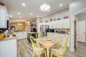 Réfrigérateur, micro-ondes, plaque de cuisson, lave-vaisselle