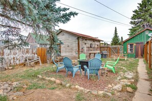 Outdoor dining - Hike, Ski & More: Walkable Downtown Granby Home (Granby)