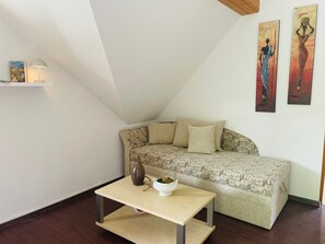 TV - Apartment 'Gaßmann' with Shared Garden, Balcony and Wi-Fi (Wingerode)