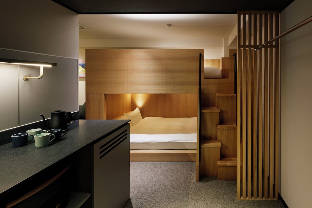 Refrigerador, microondas, placa de cocina, utensilios de cocina