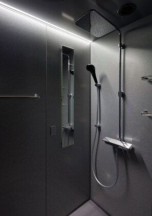 Regendusche, Haartrockner, Hausschuhe, Bidet