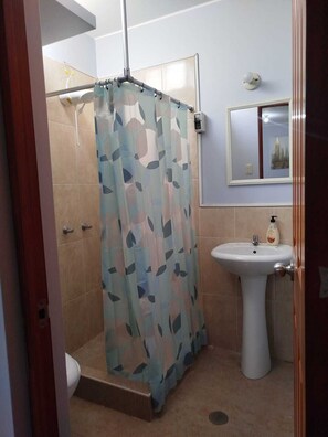 Chuveiro, secador de cabelo, toalhas de banho, sabonete