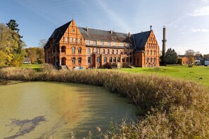 Exterior - Apartment 'Schloss Melkof' with Private Garden and Wi-Fi (Vellahn OT Melkof)