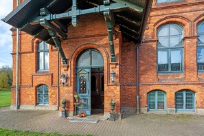 Exterior - Apartment 'Schloss Melkof' with Private Garden and Wi-Fi (Vellahn OT Melkof)