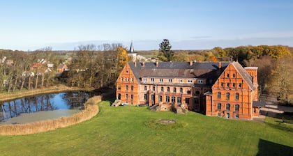 Ferienwohnung 'Schloss Melkof' mit privatem Garten und Wi-Fi