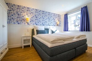 4 bedrooms, iron/ironing board, free WiFi, bed sheets