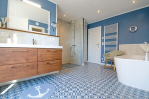 Dusche, Haartrockner, Handtücher