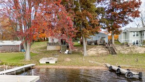 Une propriété située au bord de la rivière, dotée d’un quai, d’un petit abri et d’une maison avec une terrasse.
