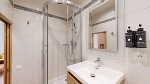 Dusche, Haartrockner, Handtücher, Seife