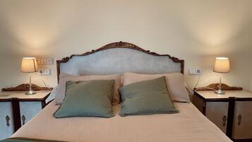 1 slaapkamer, een strijkplank/strijkijzer, internet, beddengoed