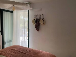 1 chambre, fer et planche à repasser, accès Internet