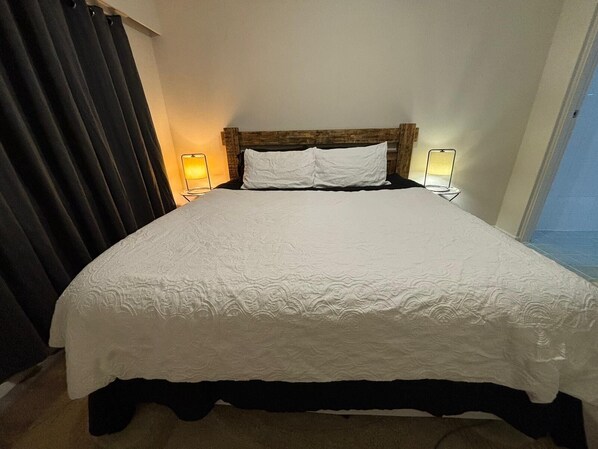 1 quarto, escrivaninha, ferros/tábuas de passar roupa, roupa de cama