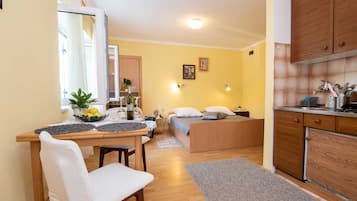 Studio (Studio Apartment with Terrace) | Wohnzimmer | 32-Zoll-Flachbildfernseher mit Satellitenempfang