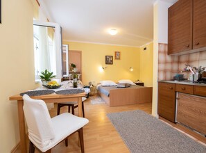 Estúdio (Studio Apartment with Terrace) | Sala de estar | TV de tela plana 32 polegadas com canais via satélite