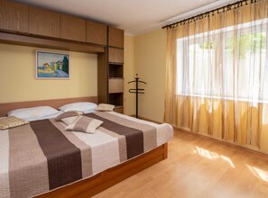 Apartment (One Bedroom Apartment with Terrace) | 1 Schlafzimmer, kostenloses WLAN