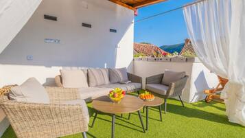 House (Three Bedroom Holiday Home) | Living room | 32-inch flat-screen TV with satellite channels