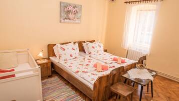 House (Three Bedroom Holiday Home) | 3 bedrooms, cribs/infant beds, free WiFi