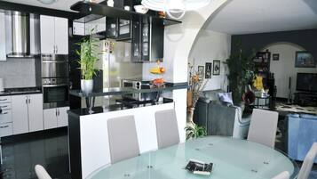 Villa (Five Bedroom Villa with Balconies) | Cocina privada | Refrigerador