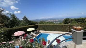 Villa (Five Bedroom Villa with Balconies) | Alberca | Alberca al aire libre por temporada y sombrillas en la alberca