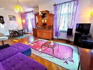 Căn hộ (Two Bedroom Apartment) | Phòng khách | TV màn hình phẳng 32-inch có truyền hình vệ tinh 