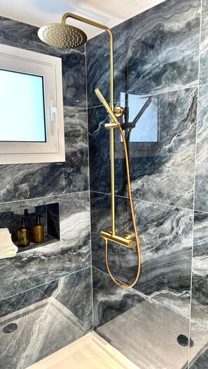 Shower, hair dryer, towels, soap - Luxury Apartment at the Harbor (Paphos)